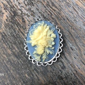 Vintage brooch blue with cream resin flowers